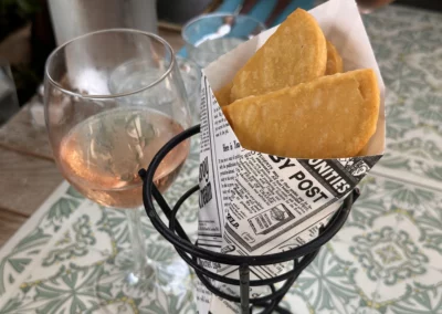 Panisses en apéro avec verre de vin