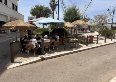 Terrasse en face de Chez Poulette