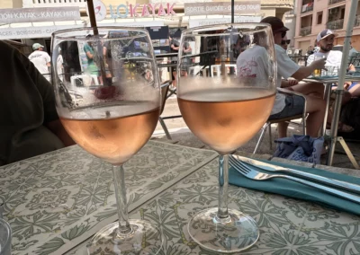Apéro avec verres de vins rosés